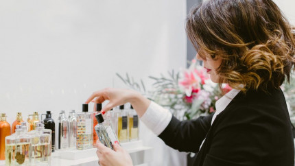 Cel mai cumpărat parfum din lume atât la bărbați cât și la femei Se găsește ușor și în România. Persistă și cel mai mult dintre toate