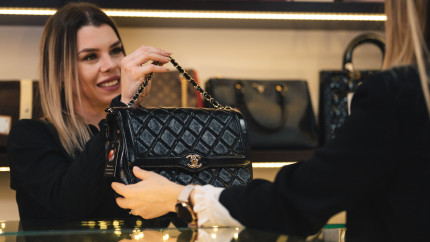 Produsele de lux pre-owned noul trend în materie de achiziții și în România. Prețurile sunt mai accesibile în acest mod