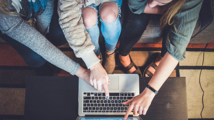 Bonus de 200 de euro în lei pentru elevii sau studenții care vor să-și cumpere un laptop. Ce documente trebuie să depună până pe 16 mai pentru a primi banii