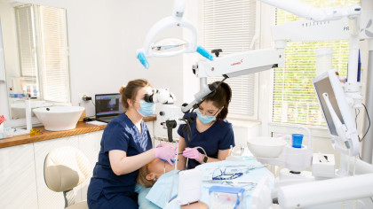 Cât costă o dantură nouă în 2026 Ghidul complet de prețuri pentru implanturi fațete și sisteme All-on-4 în clinicile din România