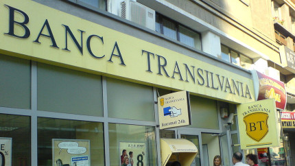 Alertă națională Bancomatele de la Banca Transilvania FURĂ bani din conturile clienților Nu este o glumă. Un client s-a trezit fără 1.350 lei după ce a folosit cardul