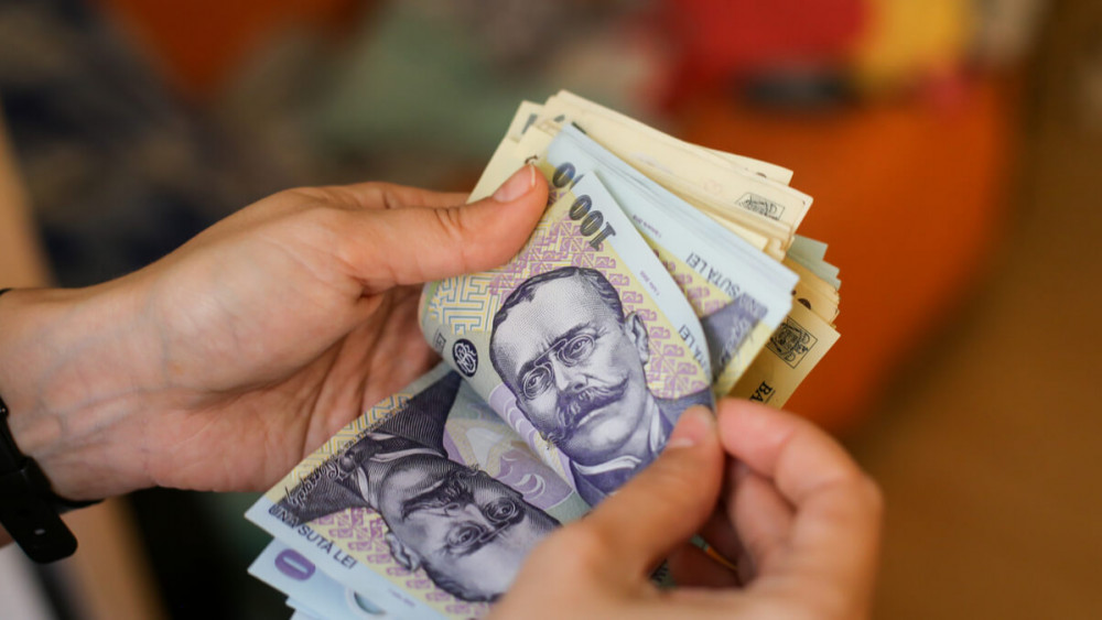 Se dau 300 de lei pe lună de la stat de persoană Românii care primesc banii instant pe card. Vezi dacă te încadrezi