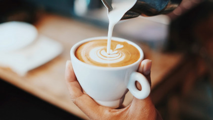 De ce este bine să adaugi lapte în cafeaua de dimineață. Efectul neștiut descoperit de specialiști