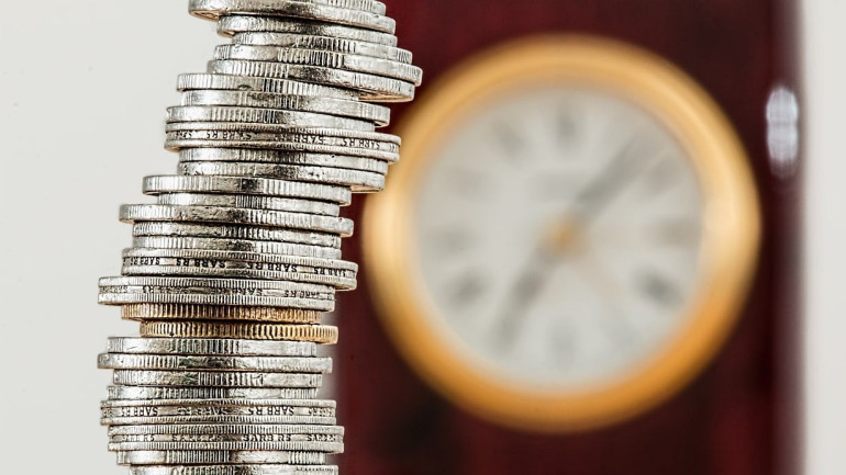 Vârstă minimă la care se poate depune cerere de pensie în 2026 și câți bani se pot primi lunar