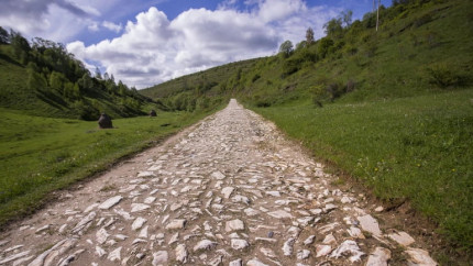 Locul turistic din România unde te simți ca în Elveția. De aici vine apa vie iar peisajele par desprinse ca dintr-un basm