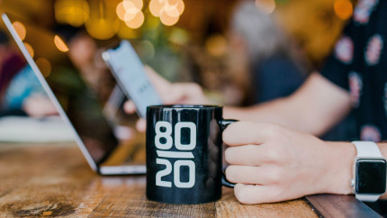 Cum poți să-ți verifici singur cartea de muncă și să vezi ce vechime în muncă ai acumulat Poți calcula și pensia. Este complet gratuit. iar procesul este simplu