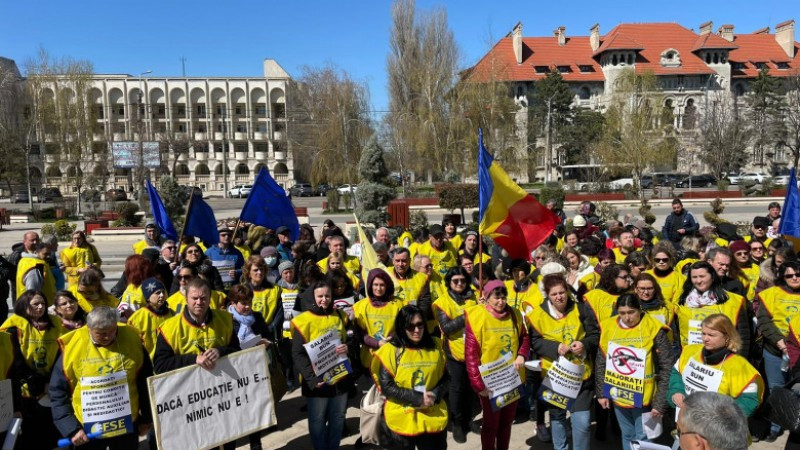 Guvernul a decis ce salarii vor primi profesorii de acum înainte. Majorarea va fi imensă. Greva trebuie să înceteze de urgență