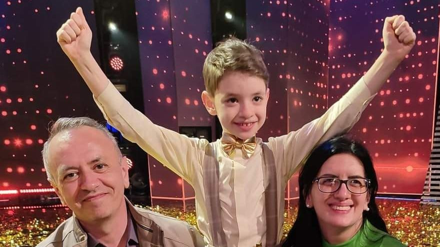 Motivul real pentru care micuțul Rareș Prisăcariu a câștigat Românii au talent. Cu ce se ocupă de fapt părinții lui