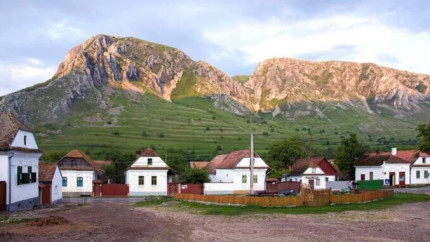 Satul turistic din România unde te simți ca-n Elveția. Cazarea este ieftină iar peisaje desprinse din Rai. Este asaltat de străini și a primit și un premiu internațional pentru frumusețea lui