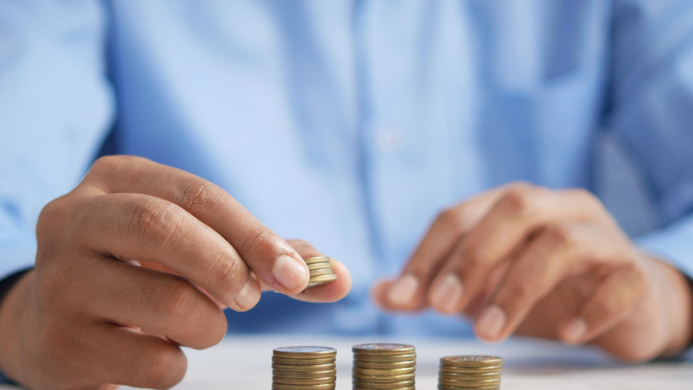 Angajații de la stat sau privat vor primi obligatoriu de acum bani în plus la salariu Sunt 18 milioane de români care vor beneficia de noua lege. Se actualizează cu rata inflației la fel ca pensiile