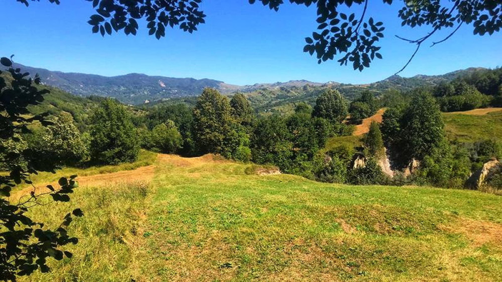 Comuna din România unde oamenii trăiesc peste 100 de ani. Este considerata o zona albastra si rar se îmbolnăvește cineva aici. In plus este un loc turistic deosebit
