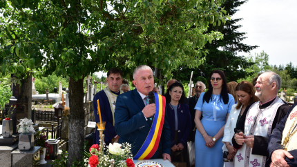 Primarul din Găești Grigore Gheorghe a dat pe GRATIS o parte din parcul orașului unui om de afaceri care vrea să taie toți arborii istorici. Cetățenii sunt revoltați