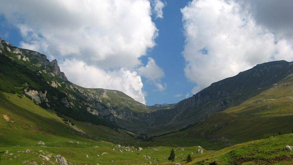 Locul din România unde se găsește cea mai specială Biserică din lume. Nicăieri nu o să mai vezi așa ceva. Mulți turiști vin aici în fiecare an