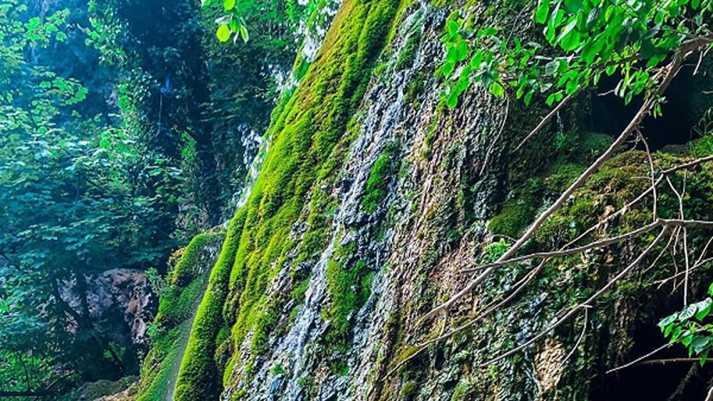 Locul din România care arată acum ca în Thailanda. Există o cascadă magică acolo. Totul este minunat iar turiștii sunt fascinați