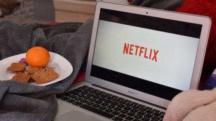 Serialul de pe Netflix pe care trebuie neapărat să îl vezi. De abia a apărut în România dar este deja în toate topurile de pe planetă