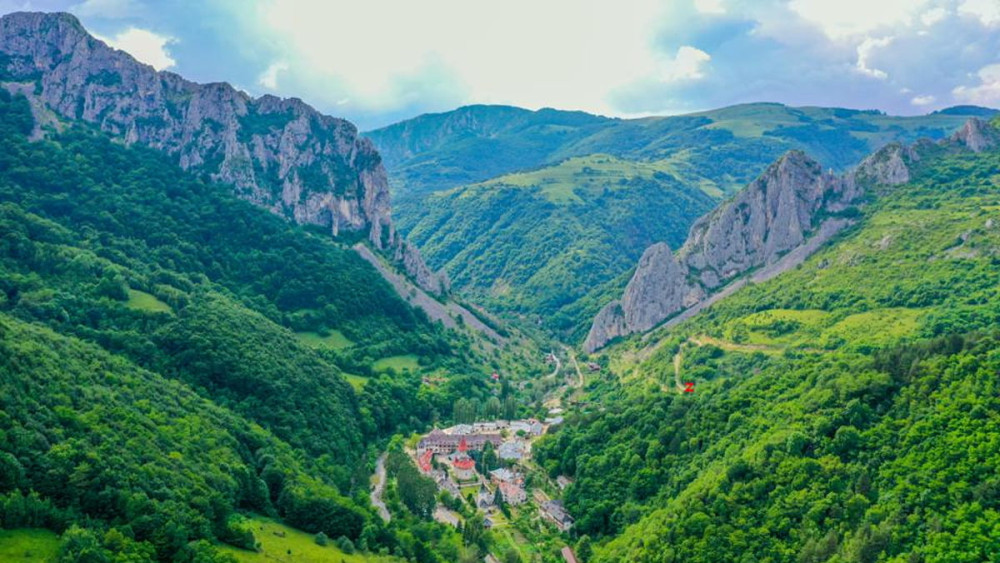 Cel mai verde și frumos loc din România Parcă ai fi în Elveția. Peisajele sunt superbe iar pădurile nesfârșite. Puțin știu despre acest Paradis