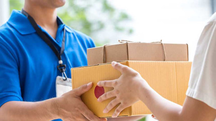 Firma de curierat care va folosi deținuți pentru a livra coletele de Black Friday. Apoi se vor întoarce la închisoare