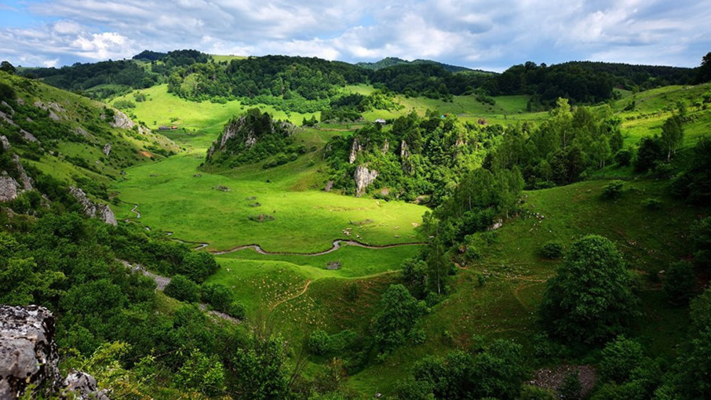 Locul secret din România care a luat naștere în epoca jurasică Pare că este rupt din Rai și acum dar puțini știu de el