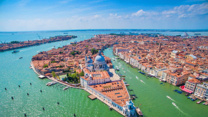 Orașul din Europa unde grupurile de români NU mai sunt primite. Se dau amenzi de până la 500 de euro pentru cei care încalcă regula