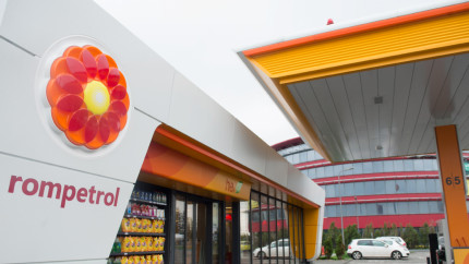 Adio OMV Petrom Rompetrol vine cu cea mai bună ofertă din istorie Ce cadouri oferă tuturor clienților care bagă benzină sau motorină de la ei
