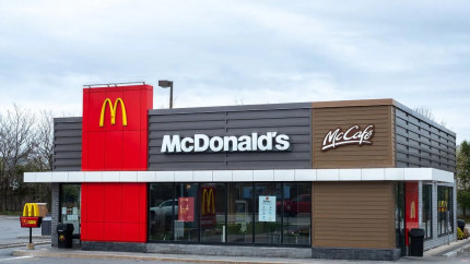 ANPC a descoperit bacterii periculoase și streptococi fecali la McDonalds-ul din acest mall. Suntem hrăniți cu otravă zi de zi