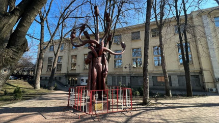 Se vinde celebra Hidra de la Iași. Cât costă statuia care i-a înspăimântat pe oameni și ce are atât de special. Mulți au fost oripilați