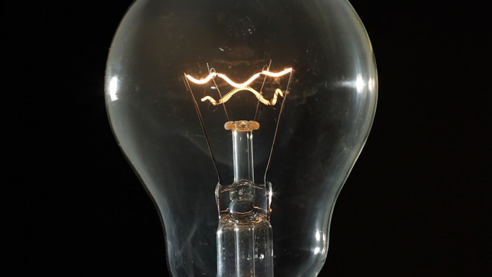 Prețul curentului a explodat în luna octombrie. Ce facturi urmează să primim la energia electrică și ce se va întâmpla cu plafonarea aplicată până acum
