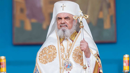 Ce salariu primește lunar Patriarhul Daniel Preoții primesc mult mai puțin decât el