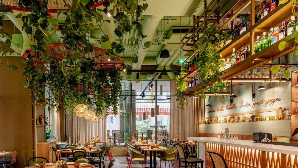 Restaurantul care a impus o taxă pe farfurie. Suma este foarte mare. Doi clienți s-au trezit că trebuie să plătească acești bani în plus la final