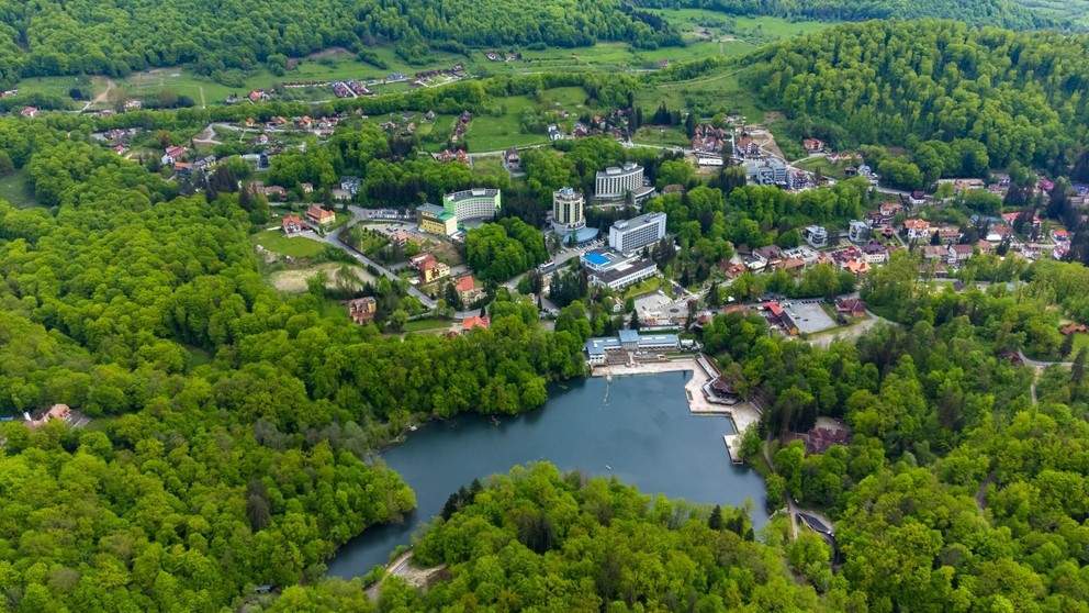 Locul din România în care simți că ai ajuns în Paradis. Aici se găsește și singurul lac cu proprietăți vindecătoare. În plus cazările au prețuri super accesibile în zonă