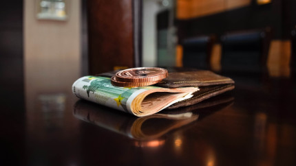 Se șterg datoriile tuturor românilor care îndeplinesc această condiție. Ce trebuie să facă însă până pe 15 decembrie 2024