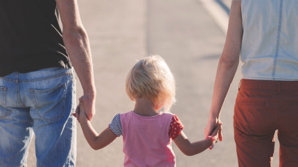 Amenzi de până la 10.000 de lei pentru părinții cu copii mici. Legea nouă pe care trebuie să o respecte neapărat