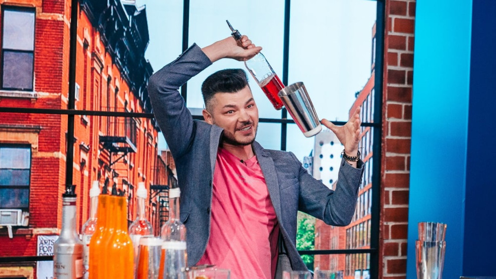 Vă mai aduceți aminte de celebrul Valentin Luca barmanul care a impresionat o țară întreagă la Românii au talent Cine a devenit recent iubita lui. Este surpriza anului