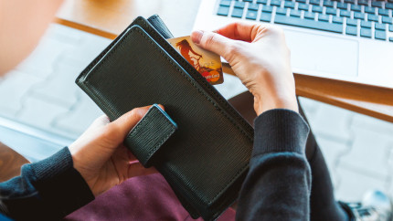 Dispar plățile cu cardul din România Noua tehnologie pe care urmează să o adopte toate băncile. Clienții trebuie să știe de acum