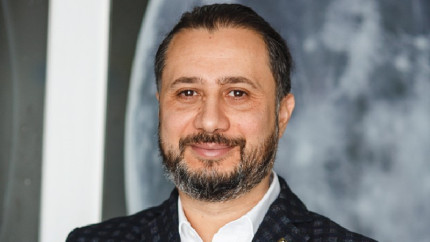 Experimentul Marinei Abramovich. Ce au ales oamenii să-i facă unei femei după ce ea s-a expus în mijlocul camerei și a rămas nemișcată. Au avut de ales între un trandafir și o armă