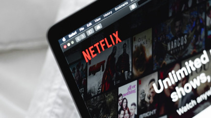 Serialul de pe Netflix care e similar cu Breaking Bad. Acțiunea e una amplă care te va ține cu ochii lipiți de ecran