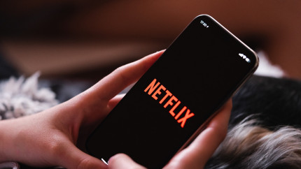 Serialul de doar 6 episoade de pe Netflix care a răsturnat toate topurile. Este un thriller intens cu un final complet neașteptat