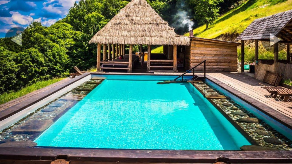 Locul din România în care te simți ca în Thailanda Ești în sălbăticie dar te bucuri de o piscină și de un peisaj magic