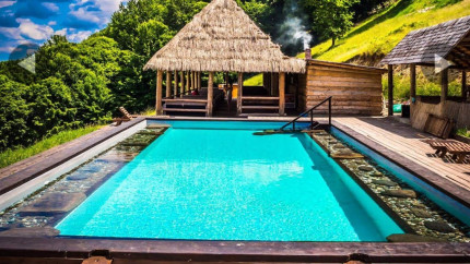 Locul din România în care te simți ca în Thailanda Ești în sălbăticie dar te bucuri de o piscină și de un peisaj magic