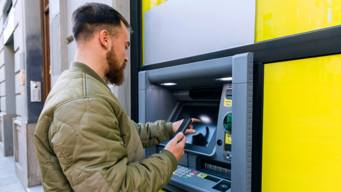 Raiffeisen Bank oferă câte 300 de lei tuturor celor care au această vârstă și îndeplinesc următoarele condiții Banii intră direct pe card și nu mai trebuie returnați vreodată