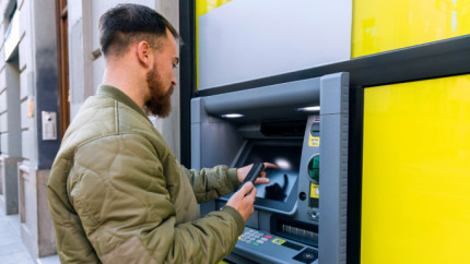 Raiffeisen Bank oferă câte 300 de lei tuturor celor care au această vârstă și îndeplinesc următoarele condiții Banii intră direct pe card și nu mai trebuie returnați vreodată