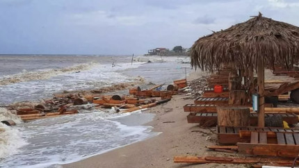 Un nou ciclon a lovit puternic Vama Veche Parcă e Apocalipsa Plaja a fost luată de ape. Ce alte stațiuni superbe de la Marea Neagră au fost distruse