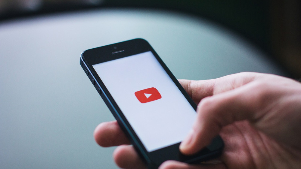 Câți bani poți să faci din YouTube chiar dacă ai puțini abonați. Suma poate crește de la o lună la alta