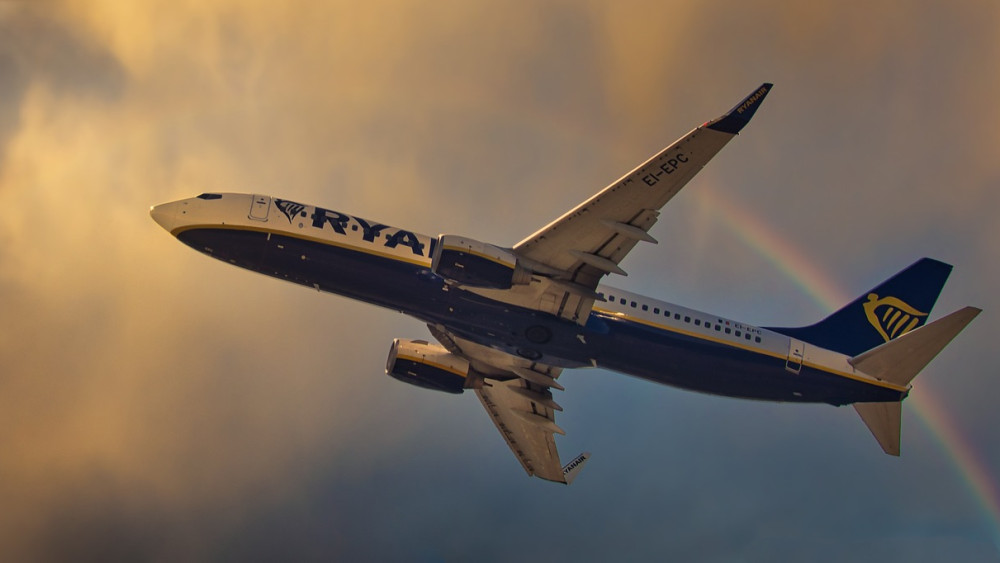 Crește prețul la biletele de avion de la Ryanair. De când se aplică noua politică. Vor ajunge să coste dublu din cauza acestei modificări pentru pasageri
