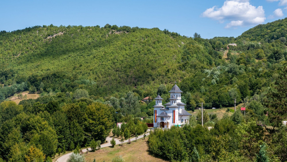 Satul superb din România unde se găsește Podul lui Dumnezeu. Este unic pe planetă și vei trăi o experiență divină. Puțini știu despre el