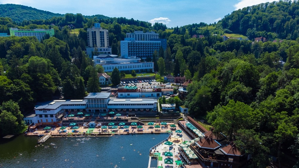 Stațiunea superbă care include și singurul lac helioterm din lume Te simți ca-n Rai iar la 700 de metri poți găsi cazare la un hotel de basm