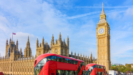 Cu câte zile trebuie să rezervi un bilet de avion spre Roma Paris Londra Milano Bruxelles sau Barcelona pentru a avea un preț cu 60 mai mic. Specialiștii de la Vola au dezvăluit care sunt cele mai bune destinații de vacanță în următoarele luni