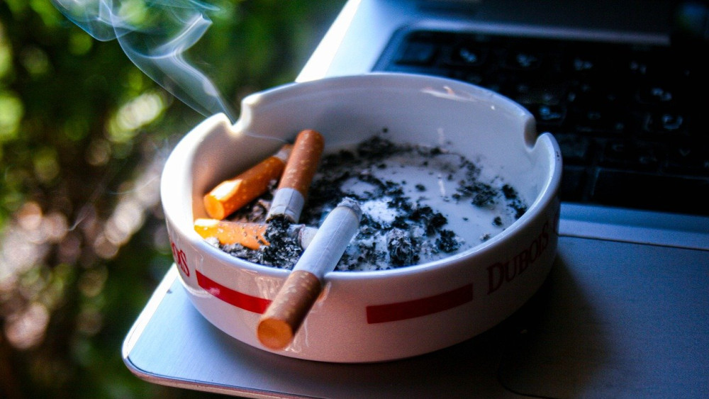 Nu mai este voie să fumezi la bloc sau să faci miros de mâncare pe scară. S-a dat lege Ce amenzi pot primi românii care sunt reclamați