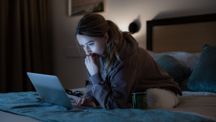 Netflix anunță lansarea noului serial Apple Cider Vinegar Are doar 6 episoade a fost regizat de celebrul Jeffrey Walker și sigur va ajunge numărul 1 în trending. Despre ce este vorba în el