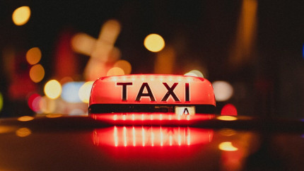 Se schimbă prețurile la taxi. Care vor fi noile tarife maxime pentru clienți. Este un regulament impus și trebuie respectat